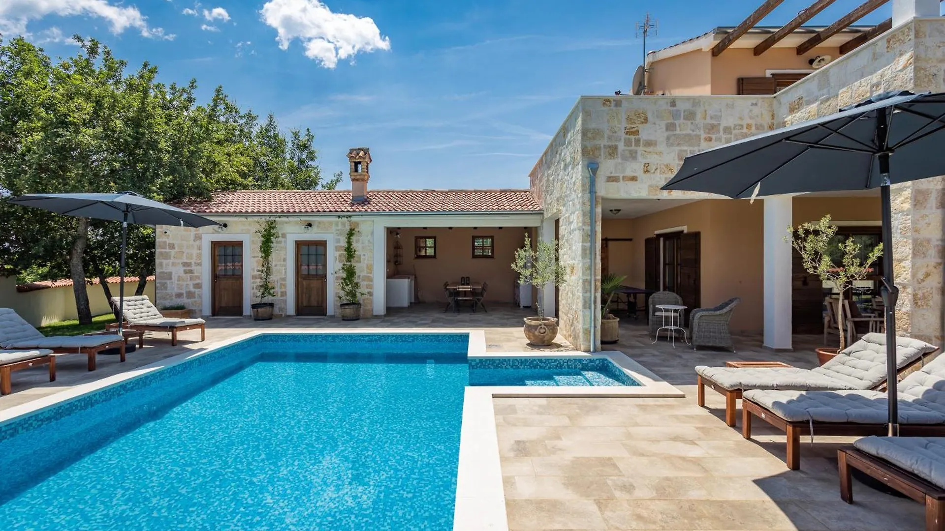 Villa Cirka In Central Istria For 14 Persons With Pool Heating & Pool Table Svetvincenat Croatia