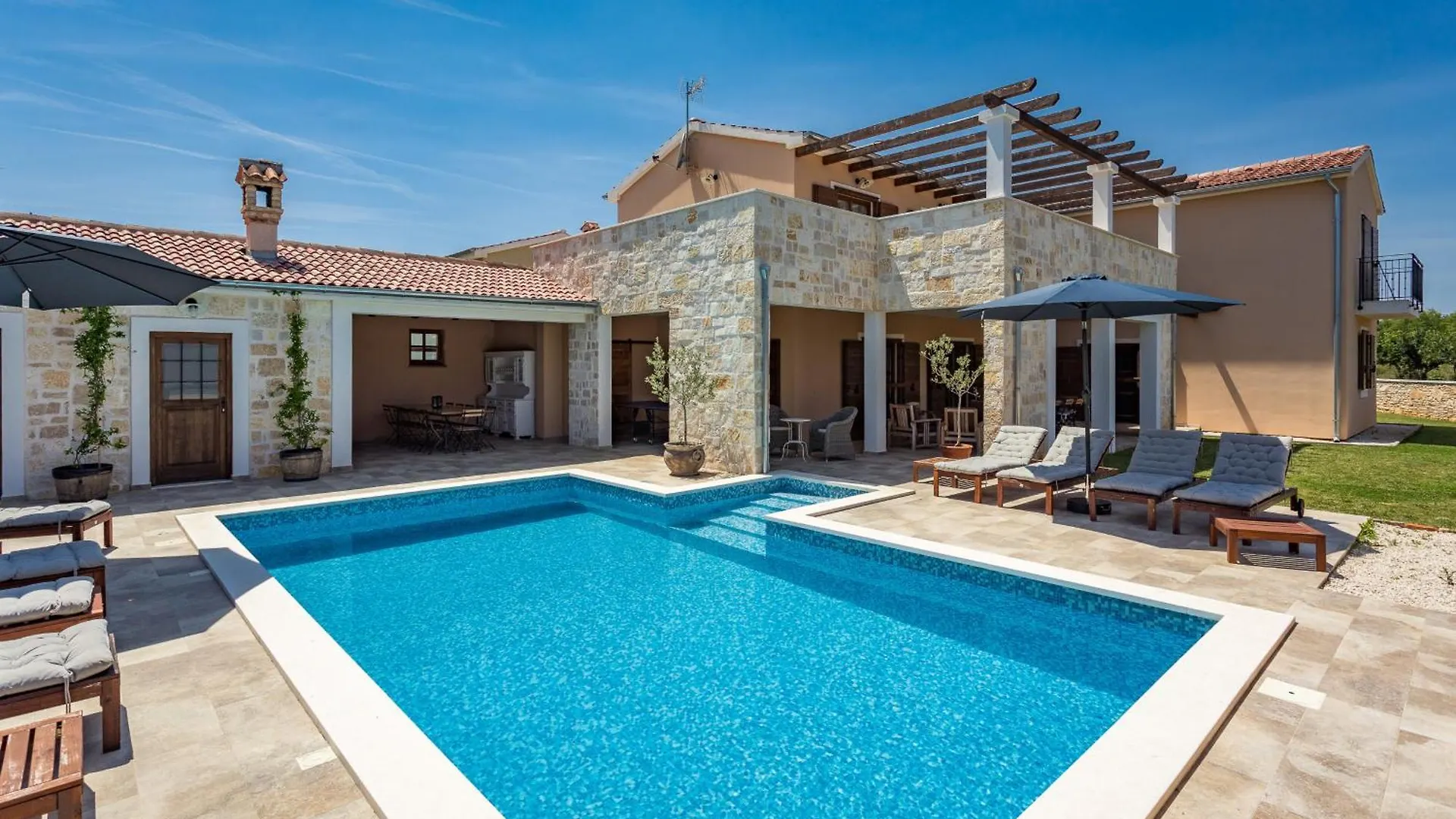 Villa Cirka In Central Istria For 14 Persons With Pool Heating & Pool Table Svetvincenat Croatia